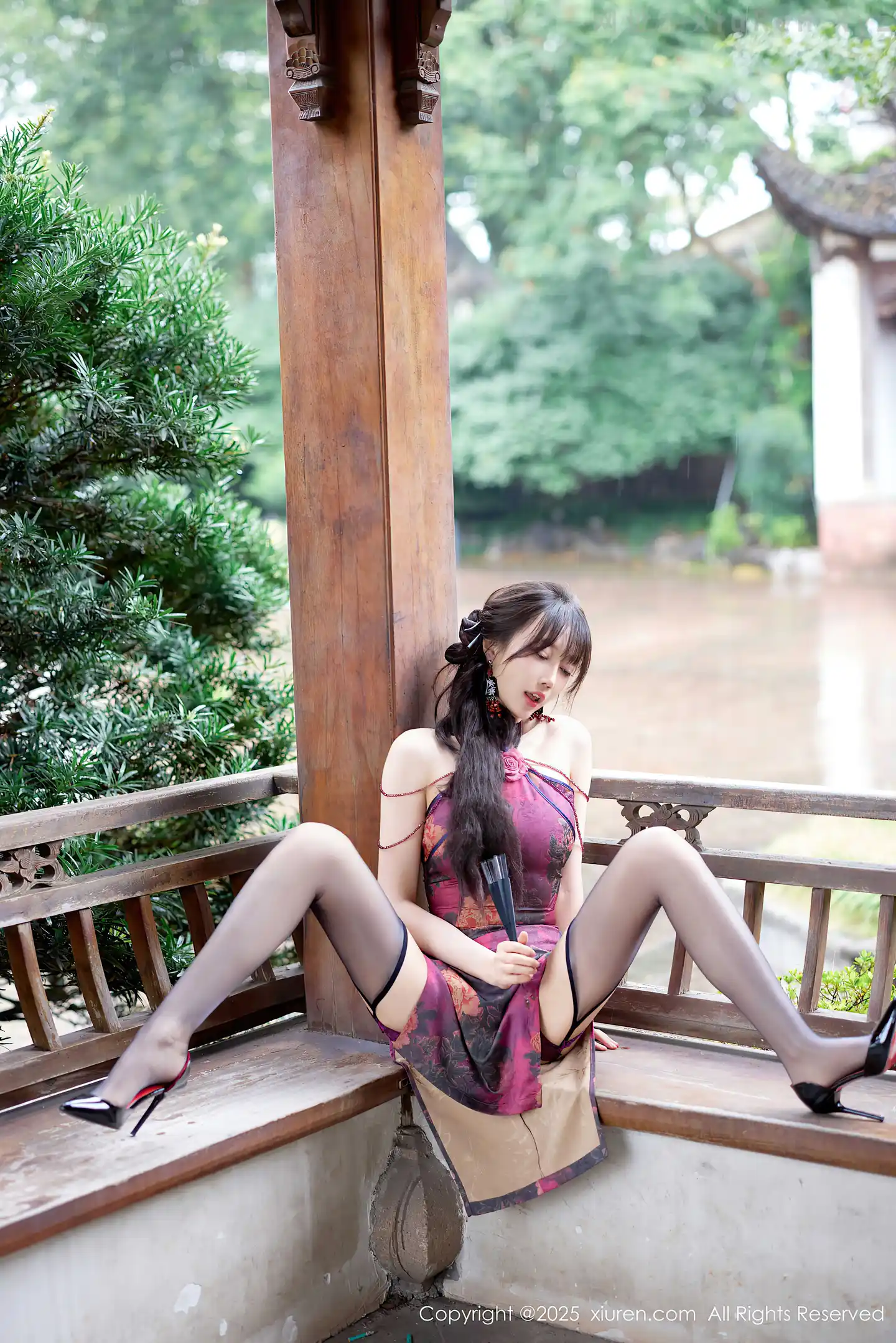 图片[6]-[XiuRen秀人网]VOL.10593 模特玥儿玥er性感紫色旗袍服饰配黑丝吊袜秀完美身材诱惑写真64P-秀人网官方网站